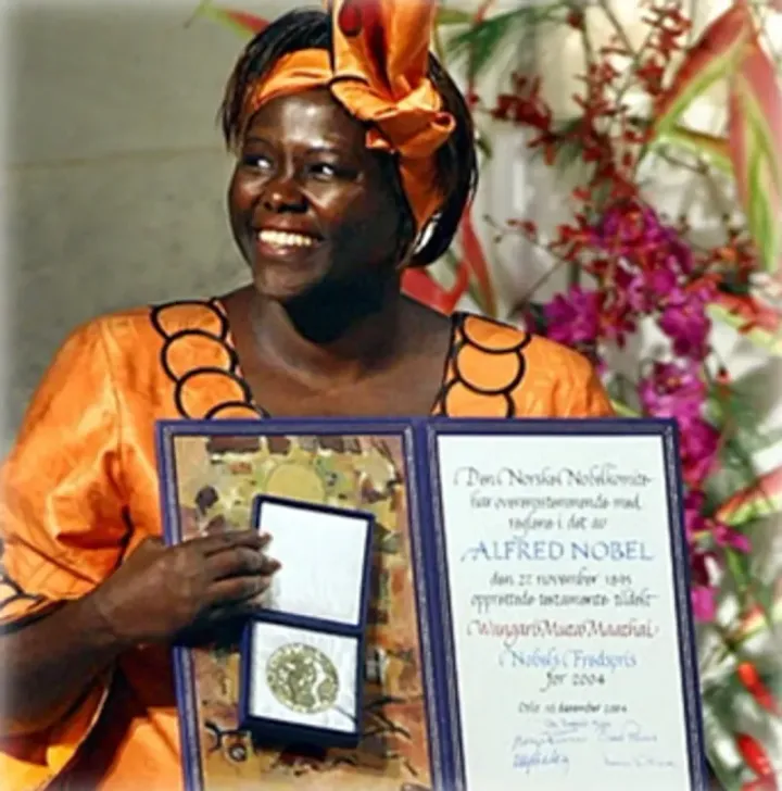 Wangari Maathai receives the Nobel Peace Prize, 2004